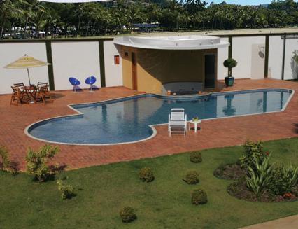 Controle os equipamentos da piscina na mão