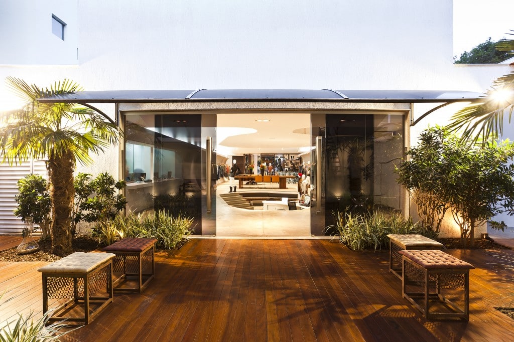 Ambiente corporativo com muito verde revitaliza o espaço. Confira!