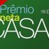 Vista a cama com estampas florais e desenhos gráficos